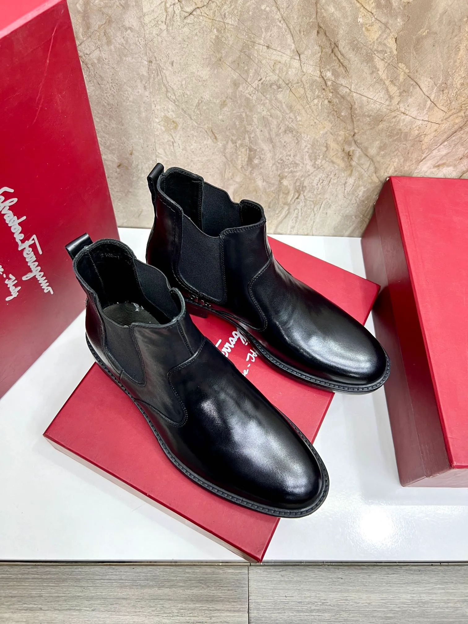 Original order quality: Men's shoes 💰700 Brand: Ferragamo (Ferragamo) One size larger: Men's size 38-44 (45 customized) Grade: Same style as the official website High-end men's shoes Material: Original cowhide, cowhide lining, original outsole Style category: Chelsea men's boots Fashion trend Color: Actual picture